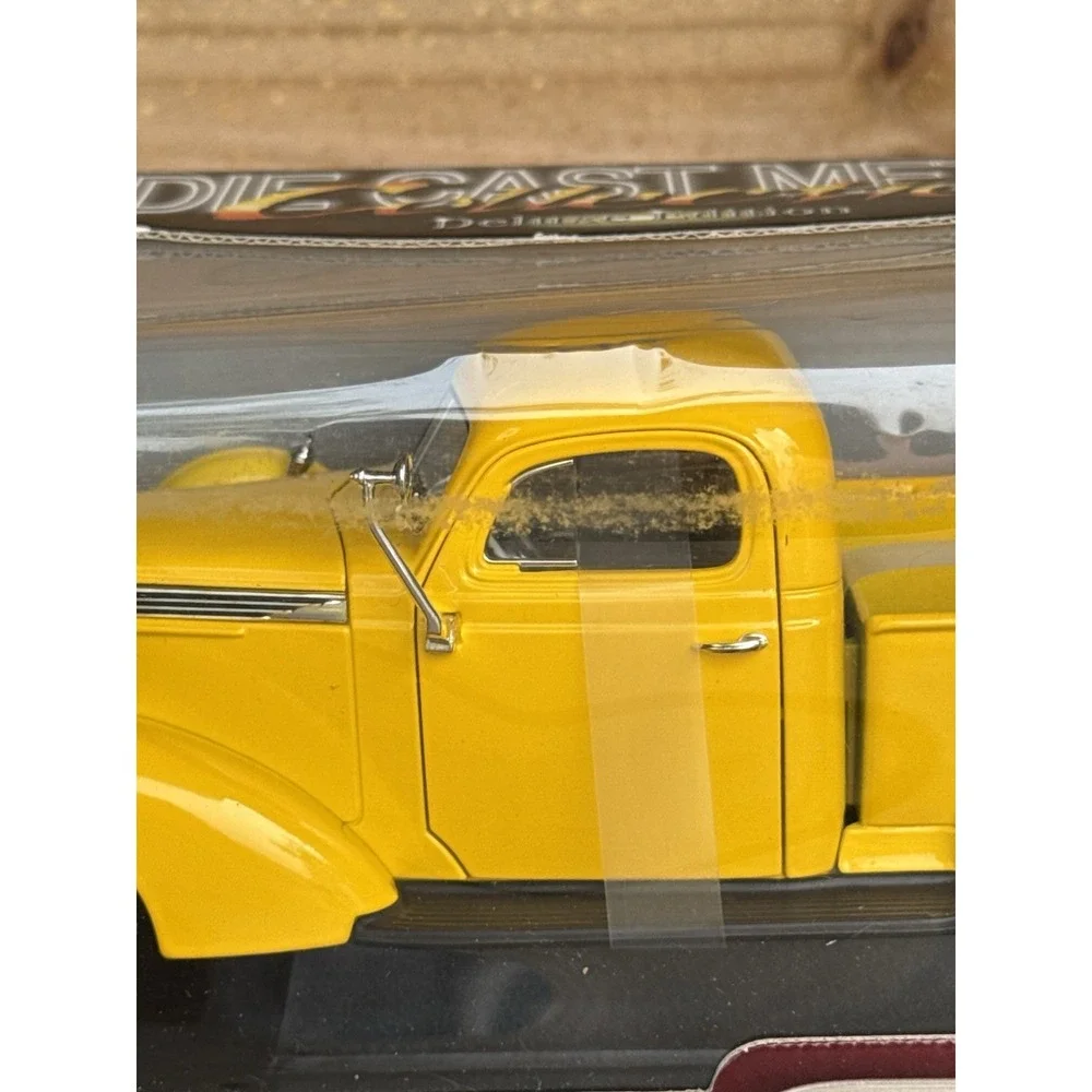 Road Signature‎ Deluxe Edition 1937 Studebaker Coupe Express Pick Up Truck 1:18